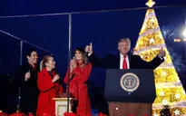 Vợ chồng Tổng thống Trump lần đầu thắp sáng cây thông Nhà Trắng
