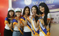 Thí sinh Hoa hậu Hữu nghị ASEAN thân thiết trong buổi đầu gặp gỡ