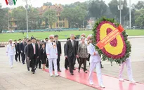 Thủ tướng Singapore và phu nhân vào Lăng viếng Chủ tịch Hồ Chí Minh