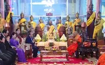 Thủ tướng Nguyễn Xuân Phúc chào và chúc mừng năm mới Đại tăng thống Tep Vong