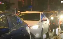 Nhiều tuyến phố tại Hà Nội bị ùn tắc kéo dài trong mưa rét
