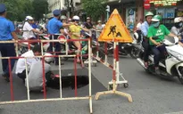 "Hố tử thần" rộng gần 2m xuất hiện giữa trung tâm TP.HCM