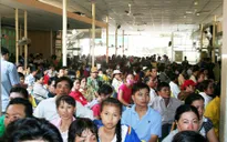 Tạm ngừng công tác nữ điều dưỡng truyền dịch cho bệnh nhân dưới... gầm giường