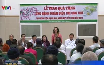 Trao quà Tết cho bệnh nhân ung thư tại Bệnh viện Bạch Mai