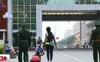 Bé 2 tuổi đoàn tụ với gia đình sau một tháng bị bắt cóc