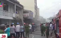 Bắt đối tượng tưới xăng, châm lửa đốt nhà bà ngoại