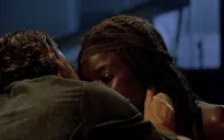 Sốc với nụ hôn say đắm trong bom tấn truyền hình The Walking Dead