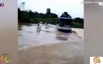 Rùng mình khi tài xế cố tình điều khiển xe qua đập tràn lúc mưa lũ