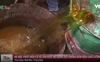 Kinh hoàng với cả tấn mỡ bẩn lẫn côn trùng đựng trong thùng phuy