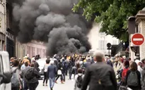 Pháp: Xe hơi bị đốt ở Paris liên quan đến bạo lực cảnh sát