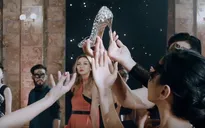 Thí sinh Top Model Mông Cổ diện đồ "sang chảnh", tranh nhau tóm giày đẹp