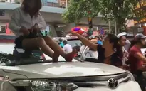 Nữ tài xế taxi leo lên nóc xe "ăn vạ" khi CSGT bắt lỗi vượt đèn đỏ