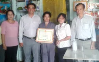 Người phụ nữ hơn 10 năm vá đường từ thiện