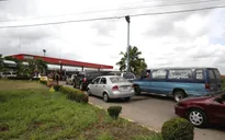 Thiếu hụt xăng dầu - Bài toán đau đầu của nền kinh tế Venezuela
