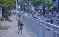 TP.HCM: Lắp rào chắn vỉa hè quanh Bệnh viện Chợ Rẫy