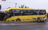 Xe chở 30 hành khách tông sập nhà dân tại Thừa Thiên Huế