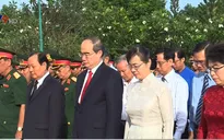Dâng hương, dâng hoa viếng anh hùng liệt sỹ tại TP.HCM