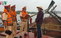 Bắt sà lan khai thác cát trái phép tại Hà Tĩnh