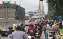 Bến Tre: Xe cộ đổ về TP.HCM, ùn tắc hơn 5km trên Quốc lộ 60