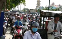 TP.HCM: Người dân về quê ăn Tết, đường vẫn kẹt xe