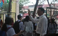 Thầy Hiệu trưởng mỗi ngày đều đứng cổng trường chào học sinh