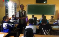 Thầy giáo đưa bài giảng điện tử đến với học trò dân tộc M'nông