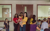 Á hậu Vân Quỳnh tận tâm bên các bệnh nhi tại Viện Huyết học - Truyền máu Trung ương