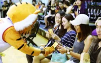 "Ông Ba Mươi" của Saigon Heat tặng hoa cho khán giả nữ mừng ngày 8/3
