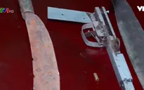 Tạm giữ 2 đối tượng mang vũ khí đi đòi nợ