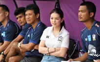 Nữ trưởng đoàn U22 Thái Lan dẫn đội sang Malaysia