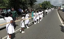 Cô dâu Sri Lanka đối diện án tù vì bắt 250 trẻ em nâng váy cưới