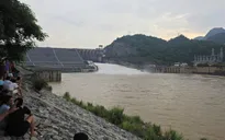 Hồ Hòa Bình chỉ còn mở 2 cửa xả đáy vào 10h30 ngày 12/10