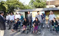 Việt kiều Đức trao tặng xe lăn cho người tàn tật Quảng Trị