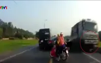 Xe tải chạy ngược chiều, gây tai nạn thương tâm cho đôi nam nữ