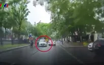 Clip: Tài xế lái taxi rẽ ẩu, suýt gây tai nạn nghiêm trọng