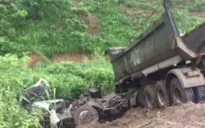 Xe rơ moóc rơi xuống vực cao tốc Nội Bài - Lào Cai, tài xế tử vong