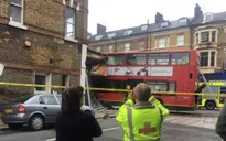 Xe bus hai tầng lao vào cửa hàng tại thủ đô London của Anh