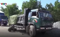 Ngăn xe ben thi công đường trước nhà, một người bị cán tử vong