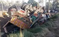 Xe tải đâm xe bus tại Pakistan, ít nhất 20 người chết