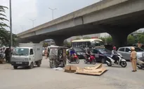 Xe ba bánh lật ngửa, đè chết một người tại Hà Nội