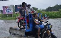 TP.HCM: Những chuyến xe tình nguyện chở người qua vùng ngập