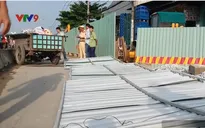TP.HCM: Xe ben đổ vật liệu bất cẩn gây tai nạn, 2 người nguy kịch