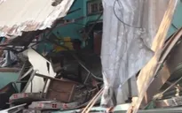Xe ben đâm vào cửa hàng điện thoại, bé trai 3 tuổi thoát chết
