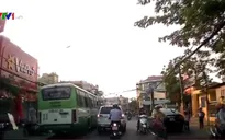 Xe bus vượt ẩu gây tai nạn