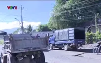 Khánh Hòa: Người dân khổ sở vì xe chở đất ngày đêm khiến đường hư hỏng