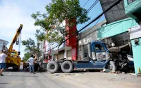 TP.HCM: Xe container mất lái lao vào nhà dân