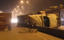 Xe container ép nhau, lật nhào trên xa lộ Hà Nội