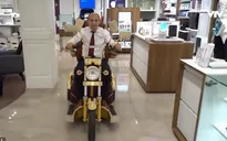Chiếc xe scooter đắt nhất thế giới dát vàng 24 carat