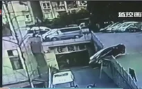 Trung Quốc: Lùi ô tô bất cẩn, 2 mẹ con thoát chết trong gang tấc