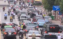 Đi lại bằng xe máy - Thói quen khó bỏ của người dân